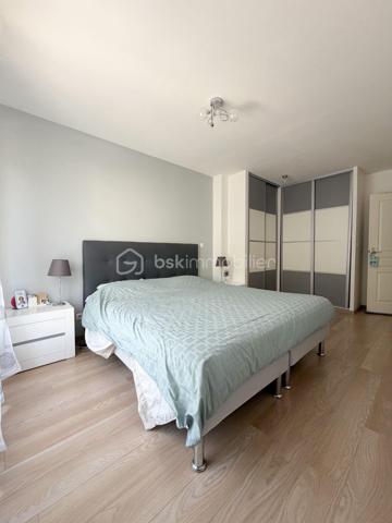 Situé dans un environnement privilégié très calme, venez découvrir cette charmante maison individuelle de 2015 (normes RT 2012) sur 437 m² de terrain clos de murs, composée :
Un séjour double donnant sur une grande terrasse d'environ 35 m²et le jardin par une baie vitrée, une cuisine moderne équipée avec îlot central, un cellier / buanderie, une chambre, une salle d'eau avec WC.
A l'étage : un palier desservant 3 grandes chambres parquetées avec placards, une salle de bains (baignoire + douche) avec WC.
LES PLUS : DPE classé en A (économie d'énergie), jardin exposé OUEST, une cave totale d'environ 50 m², fenêtres double vitrage en PVC, volets roulants électriques, pompe à chaleur, électricité aux normes, dalle béton, places de parking pour 4 voitures.
A VISITER AU PLUS VITE !!!