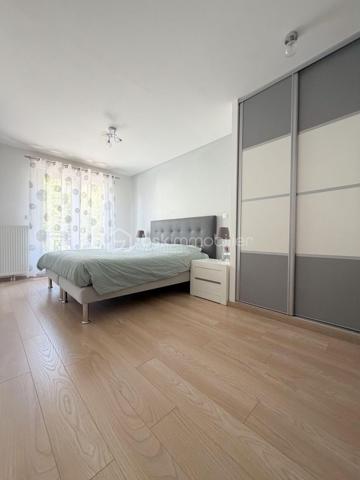 Situé dans un environnement privilégié très calme, venez découvrir cette charmante maison individuelle de 2015 (normes RT 2012) sur 437 m² de terrain clos de murs, composée :
Un séjour double donnant sur une grande terrasse d'environ 35 m²et le jardin par une baie vitrée, une cuisine moderne équipée avec îlot central, un cellier / buanderie, une chambre, une salle d'eau avec WC.
A l'étage : un palier desservant 3 grandes chambres parquetées avec placards, une salle de bains (baignoire + douche) avec WC.
LES PLUS : DPE classé en A (économie d'énergie), jardin exposé OUEST, une cave totale d'environ 50 m², fenêtres double vitrage en PVC, volets roulants électriques, pompe à chaleur, électricité aux normes, dalle béton, places de parking pour 4 voitures.
A VISITER AU PLUS VITE !!!