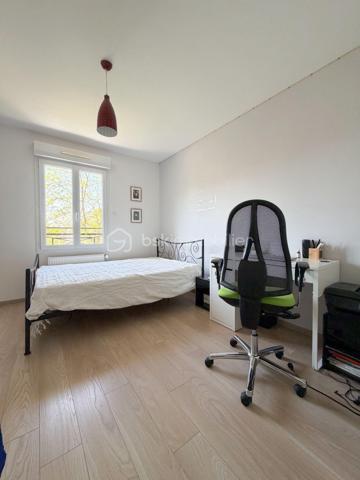 Situé dans un environnement privilégié très calme, venez découvrir cette charmante maison individuelle de 2015 (normes RT 2012) sur 437 m² de terrain clos de murs, composée :
Un séjour double donnant sur une grande terrasse d'environ 35 m²et le jardin par une baie vitrée, une cuisine moderne équipée avec îlot central, un cellier / buanderie, une chambre, une salle d'eau avec WC.
A l'étage : un palier desservant 3 grandes chambres parquetées avec placards, une salle de bains (baignoire + douche) avec WC.
LES PLUS : DPE classé en A (économie d'énergie), jardin exposé OUEST, une cave totale d'environ 50 m², fenêtres double vitrage en PVC, volets roulants électriques, pompe à chaleur, électricité aux normes, dalle béton, places de parking pour 4 voitures.
A VISITER AU PLUS VITE !!!