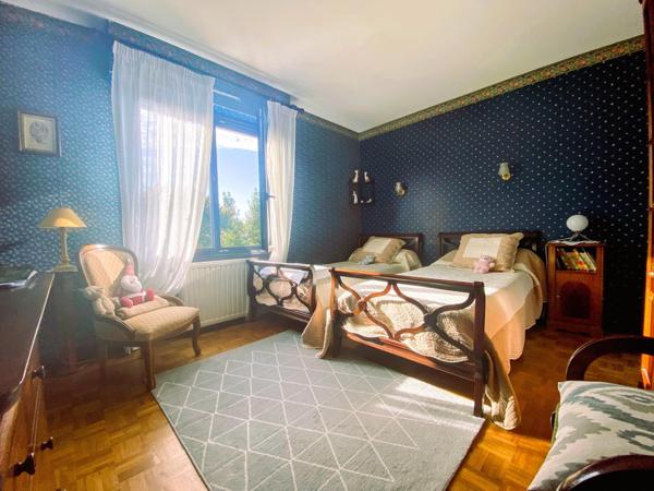 Centre-ville. Maison familiale T5. Grand terrain.