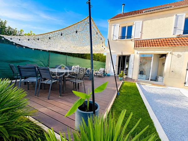 Magnifique maison moderne à Rambouillet. Construite en 2017, donc toujours sous garantie dommage et ouvrage, cette maison sur 2 niveaux offre une surface habitable d'environ 129 m², idéalement agencée pour offrir confort et espace à ses habitants. Au rez-de-chaussée, vous entrerez par une petite loggia d'entrée pratique et trouverez un lumineux espace de vie traversant, une cuisine séparée entièrement équipée et aménagée avec son cellier, une salle d'eau avec un WC près d'une chambre avec son dressing. Le salon / salle à manger s'ouvre sur une belle grande terrasse devant la maison, idéale pour profiter des beaux jours ! Par la cuisine accès à une deuxième chambre et par le salon à la troisième chambre (extension ajoutée). A l'étage, vous découvrirez 3 belles chambres, dont une avec son dressing, et une grande salle de bains avec double vasque, douche, WC et buanderie. Le jardin, sur une parcelle de 320 m², est un véritable havre de paix, parfait pour se détendre en famille ou entre amis avec un terrain de pétanque et un abri jardin. La pompe à chaleur, le poêle à bois et les panneaux solaires apportent un confort optimal pour minimiser les dépenses et un vide sanitaire renforce l'isolation parfaite de l'ensemble (combles très bien isolés). Portail électrique avec interphone. Située au Patis, un des plus vieux quartiers de Rambouillet (bus, école, collège et centre Leclerc a proximité), cette maison moderne offre un cadre de vie paisible tout en étant proche des commodités et des axes de communication. Un véritable cocon familial où il fait bon vivre ! Ne manquez pas l'opportunité de visiter ce bien d'exception à Rambouillet, un véritable coup de cœur à découvrir sans tarder !