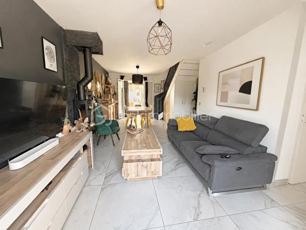 Magnifique maison moderne à Rambouillet. Construite en 2017, donc toujours sous garantie dommage et ouvrage, cette maison sur 2 niveaux offre une surface habitable d'environ 129 m², idéalement agencée pour offrir confort et espace à ses habitants. Au rez-de-chaussée, vous entrerez par une petite loggia d'entrée pratique et trouverez un lumineux espace de vie traversant, une cuisine séparée entièrement équipée et aménagée avec son cellier, une salle d'eau avec un WC près d'une chambre avec son dressing. Le salon / salle à manger s'ouvre sur une belle grande terrasse devant la maison, idéale pour profiter des beaux jours ! Par la cuisine accès à une deuxième chambre et par le salon à la troisième chambre (extension ajoutée). A l'étage, vous découvrirez 3 belles chambres, dont une avec son dressing, et une grande salle de bains avec double vasque, douche, WC et buanderie. Le jardin, sur une parcelle de 320 m², est un véritable havre de paix, parfait pour se détendre en famille ou entre amis avec un terrain de pétanque et un abri jardin. La pompe à chaleur, le poêle à bois et les panneaux solaires apportent un confort optimal pour minimiser les dépenses et un vide sanitaire renforce l'isolation parfaite de l'ensemble (combles très bien isolés). Portail électrique avec interphone. Située au Patis, un des plus vieux quartiers de Rambouillet (bus, école, collège et centre Leclerc a proximité), cette maison moderne offre un cadre de vie paisible tout en étant proche des commodités et des axes de communication. Un véritable cocon familial où il fait bon vivre ! Ne manquez pas l'opportunité de visiter ce bien d'exception à Rambouillet, un véritable coup de cœur à découvrir sans tarder !