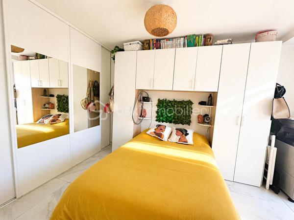 Magnifique maison moderne à Rambouillet. Construite en 2017, donc toujours sous garantie dommage et ouvrage, cette maison sur 2 niveaux offre une surface habitable d'environ 129 m², idéalement agencée pour offrir confort et espace à ses habitants. Au rez-de-chaussée, vous entrerez par une petite loggia d'entrée pratique et trouverez un lumineux espace de vie traversant, une cuisine séparée entièrement équipée et aménagée avec son cellier, une salle d'eau avec un WC près d'une chambre avec son dressing. Le salon / salle à manger s'ouvre sur une belle grande terrasse devant la maison, idéale pour profiter des beaux jours ! Par la cuisine accès à une deuxième chambre et par le salon à la troisième chambre (extension ajoutée). A l'étage, vous découvrirez 3 belles chambres, dont une avec son dressing, et une grande salle de bains avec double vasque, douche, WC et buanderie. Le jardin, sur une parcelle de 320 m², est un véritable havre de paix, parfait pour se détendre en famille ou entre amis avec un terrain de pétanque et un abri jardin. La pompe à chaleur, le poêle à bois et les panneaux solaires apportent un confort optimal pour minimiser les dépenses et un vide sanitaire renforce l'isolation parfaite de l'ensemble (combles très bien isolés). Portail électrique avec interphone. Située au Patis, un des plus vieux quartiers de Rambouillet (bus, école, collège et centre Leclerc a proximité), cette maison moderne offre un cadre de vie paisible tout en étant proche des commodités et des axes de communication. Un véritable cocon familial où il fait bon vivre ! Ne manquez pas l'opportunité de visiter ce bien d'exception à Rambouillet, un véritable coup de cœur à découvrir sans tarder !