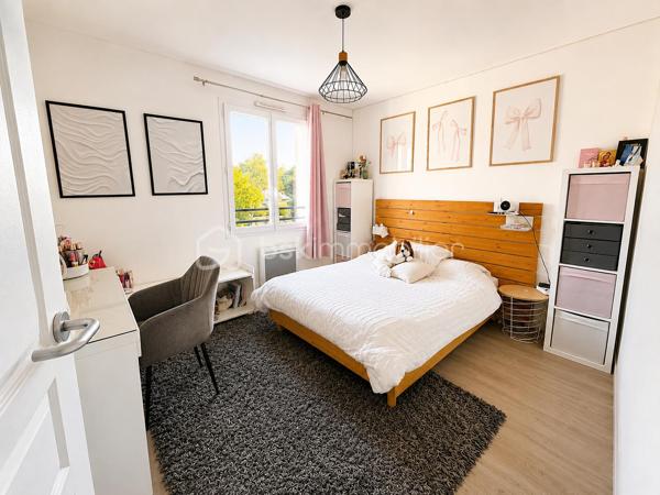 Magnifique maison moderne à Rambouillet. Construite en 2017, donc toujours sous garantie dommage et ouvrage, cette maison sur 2 niveaux offre une surface habitable d'environ 129 m², idéalement agencée pour offrir confort et espace à ses habitants. Au rez-de-chaussée, vous entrerez par une petite loggia d'entrée pratique et trouverez un lumineux espace de vie traversant, une cuisine séparée entièrement équipée et aménagée avec son cellier, une salle d'eau avec un WC près d'une chambre avec son dressing. Le salon / salle à manger s'ouvre sur une belle grande terrasse devant la maison, idéale pour profiter des beaux jours ! Par la cuisine accès à une deuxième chambre et par le salon à la troisième chambre (extension ajoutée). A l'étage, vous découvrirez 3 belles chambres, dont une avec son dressing, et une grande salle de bains avec double vasque, douche, WC et buanderie. Le jardin, sur une parcelle de 320 m², est un véritable havre de paix, parfait pour se détendre en famille ou entre amis avec un terrain de pétanque et un abri jardin. La pompe à chaleur, le poêle à bois et les panneaux solaires apportent un confort optimal pour minimiser les dépenses et un vide sanitaire renforce l'isolation parfaite de l'ensemble (combles très bien isolés). Portail électrique avec interphone. Située au Patis, un des plus vieux quartiers de Rambouillet (bus, école, collège et centre Leclerc a proximité), cette maison moderne offre un cadre de vie paisible tout en étant proche des commodités et des axes de communication. Un véritable cocon familial où il fait bon vivre ! Ne manquez pas l'opportunité de visiter ce bien d'exception à Rambouillet, un véritable coup de cœur à découvrir sans tarder !