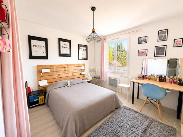 Magnifique maison moderne à Rambouillet. Construite en 2017, donc toujours sous garantie dommage et ouvrage, cette maison sur 2 niveaux offre une surface habitable d'environ 129 m², idéalement agencée pour offrir confort et espace à ses habitants. Au rez-de-chaussée, vous entrerez par une petite loggia d'entrée pratique et trouverez un lumineux espace de vie traversant, une cuisine séparée entièrement équipée et aménagée avec son cellier, une salle d'eau avec un WC près d'une chambre avec son dressing. Le salon / salle à manger s'ouvre sur une belle grande terrasse devant la maison, idéale pour profiter des beaux jours ! Par la cuisine accès à une deuxième chambre et par le salon à la troisième chambre (extension ajoutée). A l'étage, vous découvrirez 3 belles chambres, dont une avec son dressing, et une grande salle de bains avec double vasque, douche, WC et buanderie. Le jardin, sur une parcelle de 320 m², est un véritable havre de paix, parfait pour se détendre en famille ou entre amis avec un terrain de pétanque et un abri jardin. La pompe à chaleur, le poêle à bois et les panneaux solaires apportent un confort optimal pour minimiser les dépenses et un vide sanitaire renforce l'isolation parfaite de l'ensemble (combles très bien isolés). Portail électrique avec interphone. Située au Patis, un des plus vieux quartiers de Rambouillet (bus, école, collège et centre Leclerc a proximité), cette maison moderne offre un cadre de vie paisible tout en étant proche des commodités et des axes de communication. Un véritable cocon familial où il fait bon vivre ! Ne manquez pas l'opportunité de visiter ce bien d'exception à Rambouillet, un véritable coup de cœur à découvrir sans tarder !