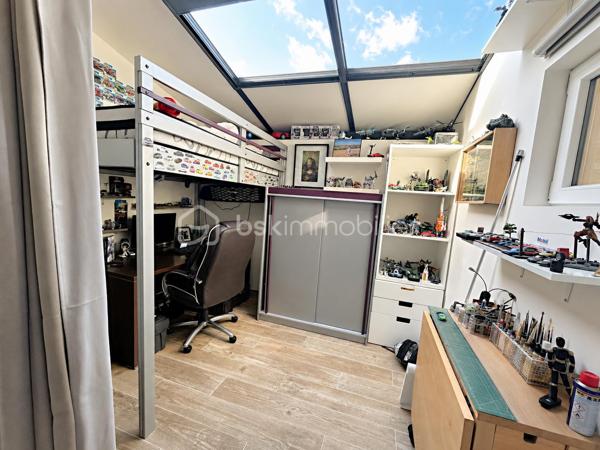 Magnifique maison moderne à Rambouillet. Construite en 2017, donc toujours sous garantie dommage et ouvrage, cette maison sur 2 niveaux offre une surface habitable d'environ 129 m², idéalement agencée pour offrir confort et espace à ses habitants. Au rez-de-chaussée, vous entrerez par une petite loggia d'entrée pratique et trouverez un lumineux espace de vie traversant, une cuisine séparée entièrement équipée et aménagée avec son cellier, une salle d'eau avec un WC près d'une chambre avec son dressing. Le salon / salle à manger s'ouvre sur une belle grande terrasse devant la maison, idéale pour profiter des beaux jours ! Par la cuisine accès à une deuxième chambre et par le salon à la troisième chambre (extension ajoutée). A l'étage, vous découvrirez 3 belles chambres, dont une avec son dressing, et une grande salle de bains avec double vasque, douche, WC et buanderie. Le jardin, sur une parcelle de 320 m², est un véritable havre de paix, parfait pour se détendre en famille ou entre amis avec un terrain de pétanque et un abri jardin. La pompe à chaleur, le poêle à bois et les panneaux solaires apportent un confort optimal pour minimiser les dépenses et un vide sanitaire renforce l'isolation parfaite de l'ensemble (combles très bien isolés). Portail électrique avec interphone. Située au Patis, un des plus vieux quartiers de Rambouillet (bus, école, collège et centre Leclerc a proximité), cette maison moderne offre un cadre de vie paisible tout en étant proche des commodités et des axes de communication. Un véritable cocon familial où il fait bon vivre ! Ne manquez pas l'opportunité de visiter ce bien d'exception à Rambouillet, un véritable coup de cœur à découvrir sans tarder !