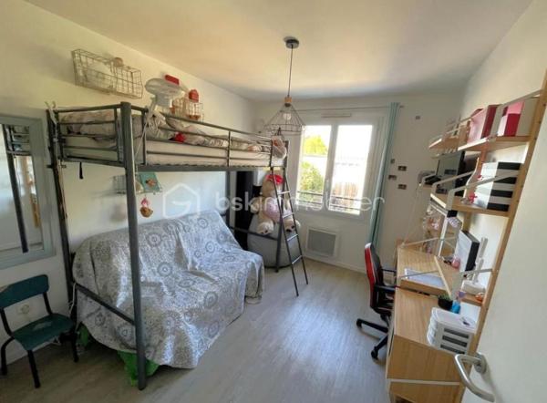 Magnifique maison moderne à Rambouillet. Construite en 2017, donc toujours sous garantie dommage et ouvrage, cette maison sur 2 niveaux offre une surface habitable d'environ 129 m², idéalement agencée pour offrir confort et espace à ses habitants. Au rez-de-chaussée, vous entrerez par une petite loggia d'entrée pratique et trouverez un lumineux espace de vie traversant, une cuisine séparée entièrement équipée et aménagée avec son cellier, une salle d'eau avec un WC près d'une chambre avec son dressing. Le salon / salle à manger s'ouvre sur une belle grande terrasse devant la maison, idéale pour profiter des beaux jours ! Par la cuisine accès à une deuxième chambre et par le salon à la troisième chambre (extension ajoutée). A l'étage, vous découvrirez 3 belles chambres, dont une avec son dressing, et une grande salle de bains avec double vasque, douche, WC et buanderie. Le jardin, sur une parcelle de 320 m², est un véritable havre de paix, parfait pour se détendre en famille ou entre amis avec un terrain de pétanque et un abri jardin. La pompe à chaleur, le poêle à bois et les panneaux solaires apportent un confort optimal pour minimiser les dépenses et un vide sanitaire renforce l'isolation parfaite de l'ensemble (combles très bien isolés). Portail électrique avec interphone. Située au Patis, un des plus vieux quartiers de Rambouillet (bus, école, collège et centre Leclerc a proximité), cette maison moderne offre un cadre de vie paisible tout en étant proche des commodités et des axes de communication. Un véritable cocon familial où il fait bon vivre ! Ne manquez pas l'opportunité de visiter ce bien d'exception à Rambouillet, un véritable coup de cœur à découvrir sans tarder !