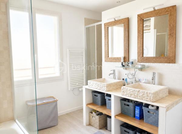 Magnifique maison moderne à Rambouillet. Construite en 2017, donc toujours sous garantie dommage et ouvrage, cette maison sur 2 niveaux offre une surface habitable d'environ 129 m², idéalement agencée pour offrir confort et espace à ses habitants. Au rez-de-chaussée, vous entrerez par une petite loggia d'entrée pratique et trouverez un lumineux espace de vie traversant, une cuisine séparée entièrement équipée et aménagée avec son cellier, une salle d'eau avec un WC près d'une chambre avec son dressing. Le salon / salle à manger s'ouvre sur une belle grande terrasse devant la maison, idéale pour profiter des beaux jours ! Par la cuisine accès à une deuxième chambre et par le salon à la troisième chambre (extension ajoutée). A l'étage, vous découvrirez 3 belles chambres, dont une avec son dressing, et une grande salle de bains avec double vasque, douche, WC et buanderie. Le jardin, sur une parcelle de 320 m², est un véritable havre de paix, parfait pour se détendre en famille ou entre amis avec un terrain de pétanque et un abri jardin. La pompe à chaleur, le poêle à bois et les panneaux solaires apportent un confort optimal pour minimiser les dépenses et un vide sanitaire renforce l'isolation parfaite de l'ensemble (combles très bien isolés). Portail électrique avec interphone. Située au Patis, un des plus vieux quartiers de Rambouillet (bus, école, collège et centre Leclerc a proximité), cette maison moderne offre un cadre de vie paisible tout en étant proche des commodités et des axes de communication. Un véritable cocon familial où il fait bon vivre ! Ne manquez pas l'opportunité de visiter ce bien d'exception à Rambouillet, un véritable coup de cœur à découvrir sans tarder !