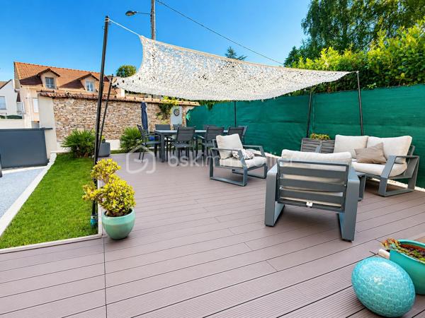 Magnifique maison moderne à Rambouillet. Construite en 2017, donc toujours sous garantie dommage et ouvrage, cette maison sur 2 niveaux offre une surface habitable d'environ 129 m², idéalement agencée pour offrir confort et espace à ses habitants. Au rez-de-chaussée, vous entrerez par une petite loggia d'entrée pratique et trouverez un lumineux espace de vie traversant, une cuisine séparée entièrement équipée et aménagée avec son cellier, une salle d'eau avec un WC près d'une chambre avec son dressing. Le salon / salle à manger s'ouvre sur une belle grande terrasse devant la maison, idéale pour profiter des beaux jours ! Par la cuisine accès à une deuxième chambre et par le salon à la troisième chambre (extension ajoutée). A l'étage, vous découvrirez 3 belles chambres, dont une avec son dressing, et une grande salle de bains avec double vasque, douche, WC et buanderie. Le jardin, sur une parcelle de 320 m², est un véritable havre de paix, parfait pour se détendre en famille ou entre amis avec un terrain de pétanque et un abri jardin. La pompe à chaleur, le poêle à bois et les panneaux solaires apportent un confort optimal pour minimiser les dépenses et un vide sanitaire renforce l'isolation parfaite de l'ensemble (combles très bien isolés). Portail électrique avec interphone. Située au Patis, un des plus vieux quartiers de Rambouillet (bus, école, collège et centre Leclerc a proximité), cette maison moderne offre un cadre de vie paisible tout en étant proche des commodités et des axes de communication. Un véritable cocon familial où il fait bon vivre ! Ne manquez pas l'opportunité de visiter ce bien d'exception à Rambouillet, un véritable coup de cœur à découvrir sans tarder !