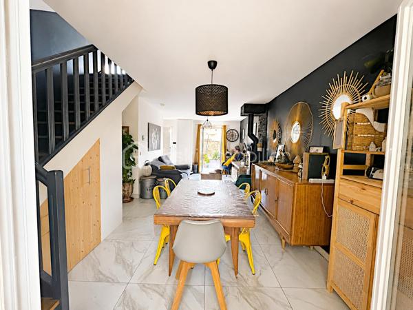 Magnifique maison moderne à Rambouillet. Construite en 2017, donc toujours sous garantie dommage et ouvrage, cette maison sur 2 niveaux offre une surface habitable d'environ 129 m², idéalement agencée pour offrir confort et espace à ses habitants. Au rez-de-chaussée, vous entrerez par une petite loggia d'entrée pratique et trouverez un lumineux espace de vie traversant, une cuisine séparée entièrement équipée et aménagée avec son cellier, une salle d'eau avec un WC près d'une chambre avec son dressing. Le salon / salle à manger s'ouvre sur une belle grande terrasse devant la maison, idéale pour profiter des beaux jours ! Par la cuisine accès à une deuxième chambre et par le salon à la troisième chambre (extension ajoutée). A l'étage, vous découvrirez 3 belles chambres, dont une avec son dressing, et une grande salle de bains avec double vasque, douche, WC et buanderie. Le jardin, sur une parcelle de 320 m², est un véritable havre de paix, parfait pour se détendre en famille ou entre amis avec un terrain de pétanque et un abri jardin. La pompe à chaleur, le poêle à bois et les panneaux solaires apportent un confort optimal pour minimiser les dépenses et un vide sanitaire renforce l'isolation parfaite de l'ensemble (combles très bien isolés). Portail électrique avec interphone. Située au Patis, un des plus vieux quartiers de Rambouillet (bus, école, collège et centre Leclerc a proximité), cette maison moderne offre un cadre de vie paisible tout en étant proche des commodités et des axes de communication. Un véritable cocon familial où il fait bon vivre ! Ne manquez pas l'opportunité de visiter ce bien d'exception à Rambouillet, un véritable coup de cœur à découvrir sans tarder !