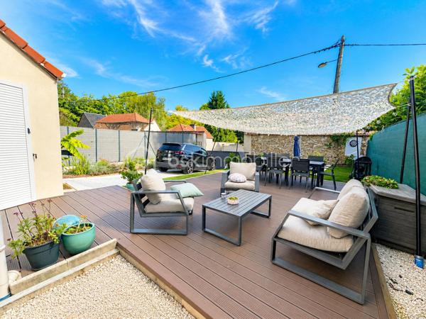 Magnifique maison moderne à Rambouillet. Construite en 2017, donc toujours sous garantie dommage et ouvrage, cette maison sur 2 niveaux offre une surface habitable d'environ 129 m², idéalement agencée pour offrir confort et espace à ses habitants. Au rez-de-chaussée, vous entrerez par une petite loggia d'entrée pratique et trouverez un lumineux espace de vie traversant, une cuisine séparée entièrement équipée et aménagée avec son cellier, une salle d'eau avec un WC près d'une chambre avec son dressing. Le salon / salle à manger s'ouvre sur une belle grande terrasse devant la maison, idéale pour profiter des beaux jours ! Par la cuisine accès à une deuxième chambre et par le salon à la troisième chambre (extension ajoutée). A l'étage, vous découvrirez 3 belles chambres, dont une avec son dressing, et une grande salle de bains avec double vasque, douche, WC et buanderie. Le jardin, sur une parcelle de 320 m², est un véritable havre de paix, parfait pour se détendre en famille ou entre amis avec un terrain de pétanque et un abri jardin. La pompe à chaleur, le poêle à bois et les panneaux solaires apportent un confort optimal pour minimiser les dépenses et un vide sanitaire renforce l'isolation parfaite de l'ensemble (combles très bien isolés). Portail électrique avec interphone. Située au Patis, un des plus vieux quartiers de Rambouillet (bus, école, collège et centre Leclerc a proximité), cette maison moderne offre un cadre de vie paisible tout en étant proche des commodités et des axes de communication. Un véritable cocon familial où il fait bon vivre ! Ne manquez pas l'opportunité de visiter ce bien d'exception à Rambouillet, un véritable coup de cœur à découvrir sans tarder !