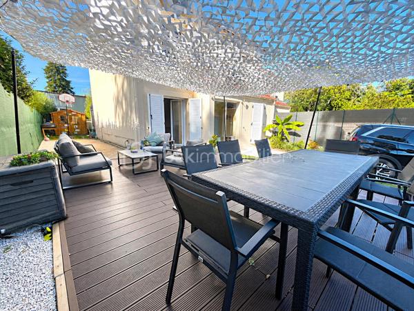 Magnifique maison moderne à Rambouillet. Construite en 2017, donc toujours sous garantie dommage et ouvrage, cette maison sur 2 niveaux offre une surface habitable d'environ 129 m², idéalement agencée pour offrir confort et espace à ses habitants. Au rez-de-chaussée, vous entrerez par une petite loggia d'entrée pratique et trouverez un lumineux espace de vie traversant, une cuisine séparée entièrement équipée et aménagée avec son cellier, une salle d'eau avec un WC près d'une chambre avec son dressing. Le salon / salle à manger s'ouvre sur une belle grande terrasse devant la maison, idéale pour profiter des beaux jours ! Par la cuisine accès à une deuxième chambre et par le salon à la troisième chambre (extension ajoutée). A l'étage, vous découvrirez 3 belles chambres, dont une avec son dressing, et une grande salle de bains avec double vasque, douche, WC et buanderie. Le jardin, sur une parcelle de 320 m², est un véritable havre de paix, parfait pour se détendre en famille ou entre amis avec un terrain de pétanque et un abri jardin. La pompe à chaleur, le poêle à bois et les panneaux solaires apportent un confort optimal pour minimiser les dépenses et un vide sanitaire renforce l'isolation parfaite de l'ensemble (combles très bien isolés). Portail électrique avec interphone. Située au Patis, un des plus vieux quartiers de Rambouillet (bus, école, collège et centre Leclerc a proximité), cette maison moderne offre un cadre de vie paisible tout en étant proche des commodités et des axes de communication. Un véritable cocon familial où il fait bon vivre ! Ne manquez pas l'opportunité de visiter ce bien d'exception à Rambouillet, un véritable coup de cœur à découvrir sans tarder !