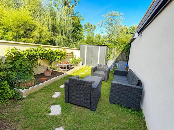 Magnifique maison moderne à Rambouillet. Construite en 2017, donc toujours sous garantie dommage et ouvrage, cette maison sur 2 niveaux offre une surface habitable d'environ 129 m², idéalement agencée pour offrir confort et espace à ses habitants. Au rez-de-chaussée, vous entrerez par une petite loggia d'entrée pratique et trouverez un lumineux espace de vie traversant, une cuisine séparée entièrement équipée et aménagée avec son cellier, une salle d'eau avec un WC près d'une chambre avec son dressing. Le salon / salle à manger s'ouvre sur une belle grande terrasse devant la maison, idéale pour profiter des beaux jours ! Par la cuisine accès à une deuxième chambre et par le salon à la troisième chambre (extension ajoutée). A l'étage, vous découvrirez 3 belles chambres, dont une avec son dressing, et une grande salle de bains avec double vasque, douche, WC et buanderie. Le jardin, sur une parcelle de 320 m², est un véritable havre de paix, parfait pour se détendre en famille ou entre amis avec un terrain de pétanque et un abri jardin. La pompe à chaleur, le poêle à bois et les panneaux solaires apportent un confort optimal pour minimiser les dépenses et un vide sanitaire renforce l'isolation parfaite de l'ensemble (combles très bien isolés). Portail électrique avec interphone. Située au Patis, un des plus vieux quartiers de Rambouillet (bus, école, collège et centre Leclerc a proximité), cette maison moderne offre un cadre de vie paisible tout en étant proche des commodités et des axes de communication. Un véritable cocon familial où il fait bon vivre ! Ne manquez pas l'opportunité de visiter ce bien d'exception à Rambouillet, un véritable coup de cœur à découvrir sans tarder !