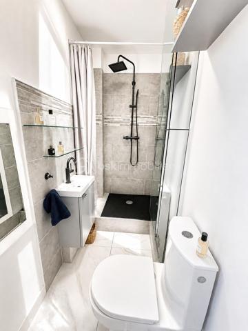 Magnifique maison moderne à Rambouillet. Construite en 2017, donc toujours sous garantie dommage et ouvrage, cette maison sur 2 niveaux offre une surface habitable d'environ 129 m², idéalement agencée pour offrir confort et espace à ses habitants. Au rez-de-chaussée, vous entrerez par une petite loggia d'entrée pratique et trouverez un lumineux espace de vie traversant, une cuisine séparée entièrement équipée et aménagée avec son cellier, une salle d'eau avec un WC près d'une chambre avec son dressing. Le salon / salle à manger s'ouvre sur une belle grande terrasse devant la maison, idéale pour profiter des beaux jours ! Par la cuisine accès à une deuxième chambre et par le salon à la troisième chambre (extension ajoutée). A l'étage, vous découvrirez 3 belles chambres, dont une avec son dressing, et une grande salle de bains avec double vasque, douche, WC et buanderie. Le jardin, sur une parcelle de 320 m², est un véritable havre de paix, parfait pour se détendre en famille ou entre amis avec un terrain de pétanque et un abri jardin. La pompe à chaleur, le poêle à bois et les panneaux solaires apportent un confort optimal pour minimiser les dépenses et un vide sanitaire renforce l'isolation parfaite de l'ensemble (combles très bien isolés). Portail électrique avec interphone. Située au Patis, un des plus vieux quartiers de Rambouillet (bus, école, collège et centre Leclerc a proximité), cette maison moderne offre un cadre de vie paisible tout en étant proche des commodités et des axes de communication. Un véritable cocon familial où il fait bon vivre ! Ne manquez pas l'opportunité de visiter ce bien d'exception à Rambouillet, un véritable coup de cœur à découvrir sans tarder !