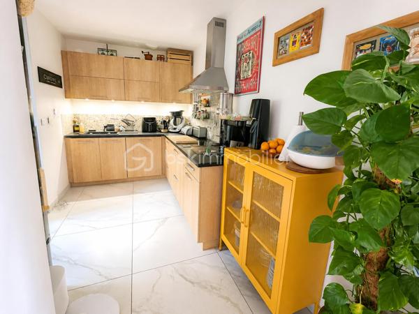 Magnifique maison moderne à Rambouillet. Construite en 2017, donc toujours sous garantie dommage et ouvrage, cette maison sur 2 niveaux offre une surface habitable d'environ 129 m², idéalement agencée pour offrir confort et espace à ses habitants. Au rez-de-chaussée, vous entrerez par une petite loggia d'entrée pratique et trouverez un lumineux espace de vie traversant, une cuisine séparée entièrement équipée et aménagée avec son cellier, une salle d'eau avec un WC près d'une chambre avec son dressing. Le salon / salle à manger s'ouvre sur une belle grande terrasse devant la maison, idéale pour profiter des beaux jours ! Par la cuisine accès à une deuxième chambre et par le salon à la troisième chambre (extension ajoutée). A l'étage, vous découvrirez 3 belles chambres, dont une avec son dressing, et une grande salle de bains avec double vasque, douche, WC et buanderie. Le jardin, sur une parcelle de 320 m², est un véritable havre de paix, parfait pour se détendre en famille ou entre amis avec un terrain de pétanque et un abri jardin. La pompe à chaleur, le poêle à bois et les panneaux solaires apportent un confort optimal pour minimiser les dépenses et un vide sanitaire renforce l'isolation parfaite de l'ensemble (combles très bien isolés). Portail électrique avec interphone. Située au Patis, un des plus vieux quartiers de Rambouillet (bus, école, collège et centre Leclerc a proximité), cette maison moderne offre un cadre de vie paisible tout en étant proche des commodités et des axes de communication. Un véritable cocon familial où il fait bon vivre ! Ne manquez pas l'opportunité de visiter ce bien d'exception à Rambouillet, un véritable coup de cœur à découvrir sans tarder !