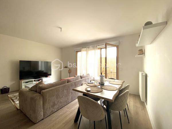 Appartement 3P au RDC de la tour Emblematik avec 15m² de terrasse privative. 
Il se compose d'un beau double séjour avec cuisine ouverte équipée de 28m² avec accès direct à la grande terrasse, et d'un espace nuit desservi par un couloir comprenant 2 chambres de 10 et 13m² ainsi qu'une salle d'eau avec WC de 5m². 

Accès à 3 terrasses réservées aux résidents avec vue panoramique sur Paris dont une au 15è étage.

Locataires très sérieux en place. 
Très bon état général. Belle hauteur sous plafond de 2m70. Chauffage et eau chaude collectifs au gaz.
Vidéophone. Adoucisseur d'eau. Sol en PVC imitation parquet (carrelage dans la salle d'eau).

Au pied du métro Front Populaire, cet appartement est proche de toutes les commodités ainsi que d'un accès rapide au périphérique et à l'A86. Un local à vélos est mis à disposition au sein de l'immeuble. 

Situé dans la copropriété Emblématik, inaugurée en 2019, fruit de l'association entre l'atelier Castro Denissof et Nexity. Elle fut Lauréat de la Consultation Internationale sur le Grand Paris, et bénéficie de prestations haut de gamme.