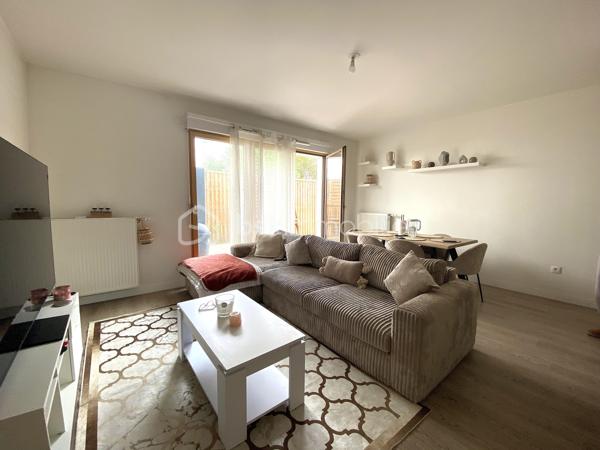 Appartement 3P au RDC de la tour Emblematik avec 15m² de terrasse privative. 
Il se compose d'un beau double séjour avec cuisine ouverte équipée de 28m² avec accès direct à la grande terrasse, et d'un espace nuit desservi par un couloir comprenant 2 chambres de 10 et 13m² ainsi qu'une salle d'eau avec WC de 5m². 

Accès à 3 terrasses réservées aux résidents avec vue panoramique sur Paris dont une au 15è étage.

Locataires très sérieux en place. 
Très bon état général. Belle hauteur sous plafond de 2m70. Chauffage et eau chaude collectifs au gaz.
Vidéophone. Adoucisseur d'eau. Sol en PVC imitation parquet (carrelage dans la salle d'eau).

Au pied du métro Front Populaire, cet appartement est proche de toutes les commodités ainsi que d'un accès rapide au périphérique et à l'A86. Un local à vélos est mis à disposition au sein de l'immeuble. 

Situé dans la copropriété Emblématik, inaugurée en 2019, fruit de l'association entre l'atelier Castro Denissof et Nexity. Elle fut Lauréat de la Consultation Internationale sur le Grand Paris, et bénéficie de prestations haut de gamme.