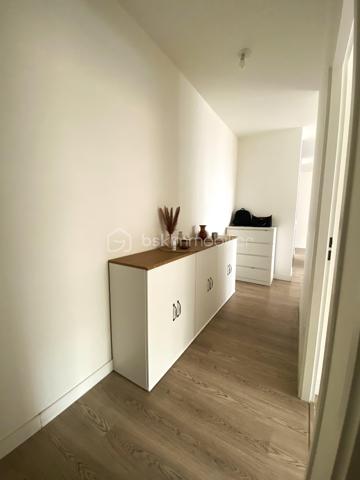 Appartement 3P au RDC de la tour Emblematik avec 15m² de terrasse privative. 
Il se compose d'un beau double séjour avec cuisine ouverte équipée de 28m² avec accès direct à la grande terrasse, et d'un espace nuit desservi par un couloir comprenant 2 chambres de 10 et 13m² ainsi qu'une salle d'eau avec WC de 5m². 

Accès à 3 terrasses réservées aux résidents avec vue panoramique sur Paris dont une au 15è étage.

Locataires très sérieux en place. 
Très bon état général. Belle hauteur sous plafond de 2m70. Chauffage et eau chaude collectifs au gaz.
Vidéophone. Adoucisseur d'eau. Sol en PVC imitation parquet (carrelage dans la salle d'eau).

Au pied du métro Front Populaire, cet appartement est proche de toutes les commodités ainsi que d'un accès rapide au périphérique et à l'A86. Un local à vélos est mis à disposition au sein de l'immeuble. 

Situé dans la copropriété Emblématik, inaugurée en 2019, fruit de l'association entre l'atelier Castro Denissof et Nexity. Elle fut Lauréat de la Consultation Internationale sur le Grand Paris, et bénéficie de prestations haut de gamme.