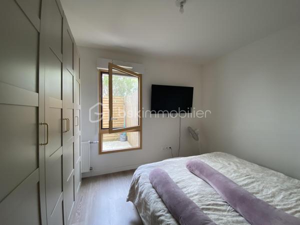 Appartement 3P au RDC de la tour Emblematik avec 15m² de terrasse privative. 
Il se compose d'un beau double séjour avec cuisine ouverte équipée de 28m² avec accès direct à la grande terrasse, et d'un espace nuit desservi par un couloir comprenant 2 chambres de 10 et 13m² ainsi qu'une salle d'eau avec WC de 5m². 

Accès à 3 terrasses réservées aux résidents avec vue panoramique sur Paris dont une au 15è étage.

Locataires très sérieux en place. 
Très bon état général. Belle hauteur sous plafond de 2m70. Chauffage et eau chaude collectifs au gaz.
Vidéophone. Adoucisseur d'eau. Sol en PVC imitation parquet (carrelage dans la salle d'eau).

Au pied du métro Front Populaire, cet appartement est proche de toutes les commodités ainsi que d'un accès rapide au périphérique et à l'A86. Un local à vélos est mis à disposition au sein de l'immeuble. 

Situé dans la copropriété Emblématik, inaugurée en 2019, fruit de l'association entre l'atelier Castro Denissof et Nexity. Elle fut Lauréat de la Consultation Internationale sur le Grand Paris, et bénéficie de prestations haut de gamme.