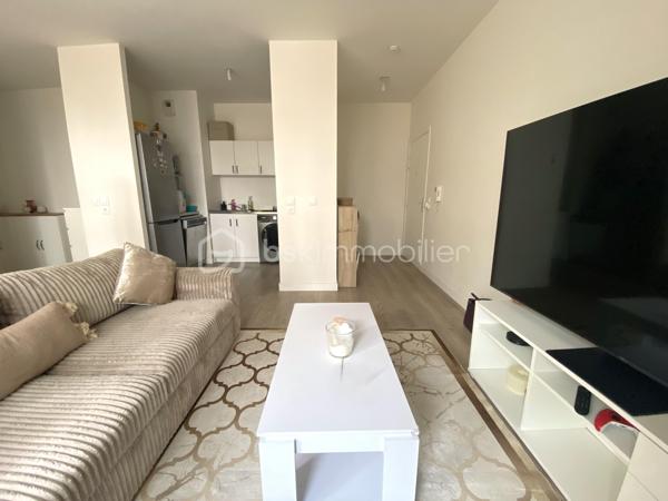 Appartement 3P au RDC de la tour Emblematik avec 15m² de terrasse privative. 
Il se compose d'un beau double séjour avec cuisine ouverte équipée de 28m² avec accès direct à la grande terrasse, et d'un espace nuit desservi par un couloir comprenant 2 chambres de 10 et 13m² ainsi qu'une salle d'eau avec WC de 5m². 

Accès à 3 terrasses réservées aux résidents avec vue panoramique sur Paris dont une au 15è étage.

Locataires très sérieux en place. 
Très bon état général. Belle hauteur sous plafond de 2m70. Chauffage et eau chaude collectifs au gaz.
Vidéophone. Adoucisseur d'eau. Sol en PVC imitation parquet (carrelage dans la salle d'eau).

Au pied du métro Front Populaire, cet appartement est proche de toutes les commodités ainsi que d'un accès rapide au périphérique et à l'A86. Un local à vélos est mis à disposition au sein de l'immeuble. 

Situé dans la copropriété Emblématik, inaugurée en 2019, fruit de l'association entre l'atelier Castro Denissof et Nexity. Elle fut Lauréat de la Consultation Internationale sur le Grand Paris, et bénéficie de prestations haut de gamme.