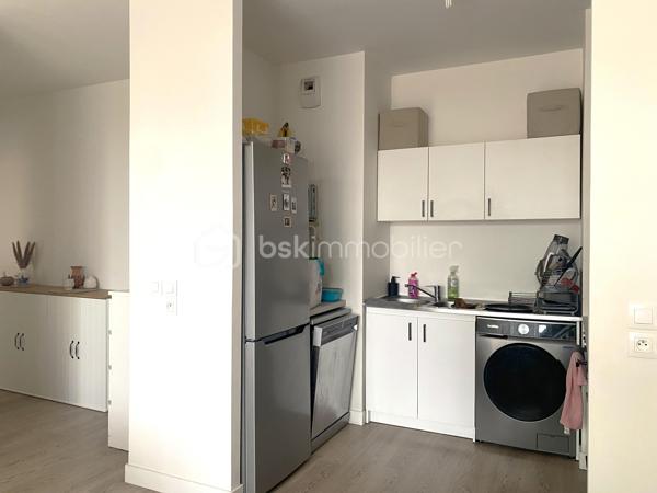 Appartement 3P au RDC de la tour Emblematik avec 15m² de terrasse privative. 
Il se compose d'un beau double séjour avec cuisine ouverte équipée de 28m² avec accès direct à la grande terrasse, et d'un espace nuit desservi par un couloir comprenant 2 chambres de 10 et 13m² ainsi qu'une salle d'eau avec WC de 5m². 

Accès à 3 terrasses réservées aux résidents avec vue panoramique sur Paris dont une au 15è étage.

Locataires très sérieux en place. 
Très bon état général. Belle hauteur sous plafond de 2m70. Chauffage et eau chaude collectifs au gaz.
Vidéophone. Adoucisseur d'eau. Sol en PVC imitation parquet (carrelage dans la salle d'eau).

Au pied du métro Front Populaire, cet appartement est proche de toutes les commodités ainsi que d'un accès rapide au périphérique et à l'A86. Un local à vélos est mis à disposition au sein de l'immeuble. 

Situé dans la copropriété Emblématik, inaugurée en 2019, fruit de l'association entre l'atelier Castro Denissof et Nexity. Elle fut Lauréat de la Consultation Internationale sur le Grand Paris, et bénéficie de prestations haut de gamme.