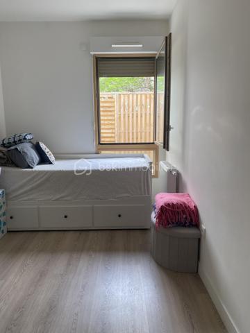 Appartement 3P au RDC de la tour Emblematik avec 15m² de terrasse privative. 
Il se compose d'un beau double séjour avec cuisine ouverte équipée de 28m² avec accès direct à la grande terrasse, et d'un espace nuit desservi par un couloir comprenant 2 chambres de 10 et 13m² ainsi qu'une salle d'eau avec WC de 5m². 

Accès à 3 terrasses réservées aux résidents avec vue panoramique sur Paris dont une au 15è étage.

Locataires très sérieux en place. 
Très bon état général. Belle hauteur sous plafond de 2m70. Chauffage et eau chaude collectifs au gaz.
Vidéophone. Adoucisseur d'eau. Sol en PVC imitation parquet (carrelage dans la salle d'eau).

Au pied du métro Front Populaire, cet appartement est proche de toutes les commodités ainsi que d'un accès rapide au périphérique et à l'A86. Un local à vélos est mis à disposition au sein de l'immeuble. 

Situé dans la copropriété Emblématik, inaugurée en 2019, fruit de l'association entre l'atelier Castro Denissof et Nexity. Elle fut Lauréat de la Consultation Internationale sur le Grand Paris, et bénéficie de prestations haut de gamme.