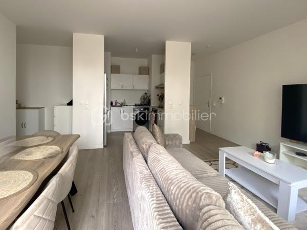 Appartement 3P au RDC de la tour Emblematik avec 15m² de terrasse privative. 
Il se compose d'un beau double séjour avec cuisine ouverte équipée de 28m² avec accès direct à la grande terrasse, et d'un espace nuit desservi par un couloir comprenant 2 chambres de 10 et 13m² ainsi qu'une salle d'eau avec WC de 5m². 

Accès à 3 terrasses réservées aux résidents avec vue panoramique sur Paris dont une au 15è étage.

Locataires très sérieux en place. 
Très bon état général. Belle hauteur sous plafond de 2m70. Chauffage et eau chaude collectifs au gaz.
Vidéophone. Adoucisseur d'eau. Sol en PVC imitation parquet (carrelage dans la salle d'eau).

Au pied du métro Front Populaire, cet appartement est proche de toutes les commodités ainsi que d'un accès rapide au périphérique et à l'A86. Un local à vélos est mis à disposition au sein de l'immeuble. 

Situé dans la copropriété Emblématik, inaugurée en 2019, fruit de l'association entre l'atelier Castro Denissof et Nexity. Elle fut Lauréat de la Consultation Internationale sur le Grand Paris, et bénéficie de prestations haut de gamme.