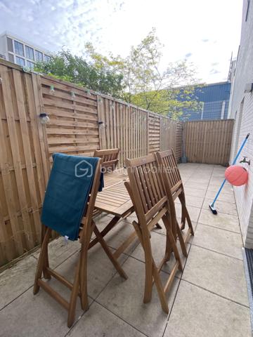 Appartement 3P au RDC de la tour Emblematik avec 15m² de terrasse privative. 
Il se compose d'un beau double séjour avec cuisine ouverte équipée de 28m² avec accès direct à la grande terrasse, et d'un espace nuit desservi par un couloir comprenant 2 chambres de 10 et 13m² ainsi qu'une salle d'eau avec WC de 5m². 

Accès à 3 terrasses réservées aux résidents avec vue panoramique sur Paris dont une au 15è étage.

Locataires très sérieux en place. 
Très bon état général. Belle hauteur sous plafond de 2m70. Chauffage et eau chaude collectifs au gaz.
Vidéophone. Adoucisseur d'eau. Sol en PVC imitation parquet (carrelage dans la salle d'eau).

Au pied du métro Front Populaire, cet appartement est proche de toutes les commodités ainsi que d'un accès rapide au périphérique et à l'A86. Un local à vélos est mis à disposition au sein de l'immeuble. 

Situé dans la copropriété Emblématik, inaugurée en 2019, fruit de l'association entre l'atelier Castro Denissof et Nexity. Elle fut Lauréat de la Consultation Internationale sur le Grand Paris, et bénéficie de prestations haut de gamme.