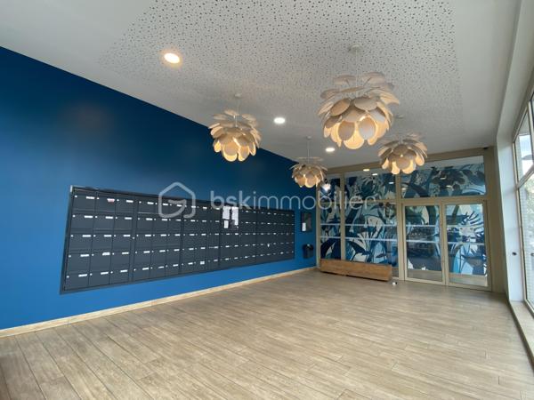 Appartement 3P au RDC de la tour Emblematik avec 15m² de terrasse privative. 
Il se compose d'un beau double séjour avec cuisine ouverte équipée de 28m² avec accès direct à la grande terrasse, et d'un espace nuit desservi par un couloir comprenant 2 chambres de 10 et 13m² ainsi qu'une salle d'eau avec WC de 5m². 

Accès à 3 terrasses réservées aux résidents avec vue panoramique sur Paris dont une au 15è étage.

Locataires très sérieux en place. 
Très bon état général. Belle hauteur sous plafond de 2m70. Chauffage et eau chaude collectifs au gaz.
Vidéophone. Adoucisseur d'eau. Sol en PVC imitation parquet (carrelage dans la salle d'eau).

Au pied du métro Front Populaire, cet appartement est proche de toutes les commodités ainsi que d'un accès rapide au périphérique et à l'A86. Un local à vélos est mis à disposition au sein de l'immeuble. 

Situé dans la copropriété Emblématik, inaugurée en 2019, fruit de l'association entre l'atelier Castro Denissof et Nexity. Elle fut Lauréat de la Consultation Internationale sur le Grand Paris, et bénéficie de prestations haut de gamme.