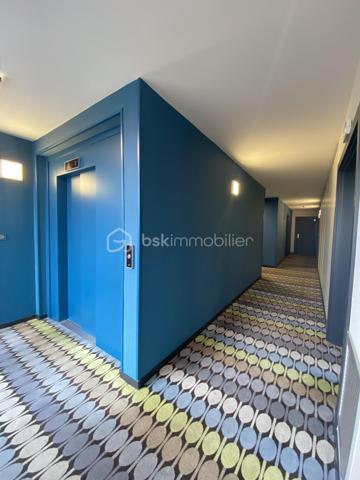 Appartement 3P au RDC de la tour Emblematik avec 15m² de terrasse privative. 
Il se compose d'un beau double séjour avec cuisine ouverte équipée de 28m² avec accès direct à la grande terrasse, et d'un espace nuit desservi par un couloir comprenant 2 chambres de 10 et 13m² ainsi qu'une salle d'eau avec WC de 5m². 

Accès à 3 terrasses réservées aux résidents avec vue panoramique sur Paris dont une au 15è étage.

Locataires très sérieux en place. 
Très bon état général. Belle hauteur sous plafond de 2m70. Chauffage et eau chaude collectifs au gaz.
Vidéophone. Adoucisseur d'eau. Sol en PVC imitation parquet (carrelage dans la salle d'eau).

Au pied du métro Front Populaire, cet appartement est proche de toutes les commodités ainsi que d'un accès rapide au périphérique et à l'A86. Un local à vélos est mis à disposition au sein de l'immeuble. 

Situé dans la copropriété Emblématik, inaugurée en 2019, fruit de l'association entre l'atelier Castro Denissof et Nexity. Elle fut Lauréat de la Consultation Internationale sur le Grand Paris, et bénéficie de prestations haut de gamme.
