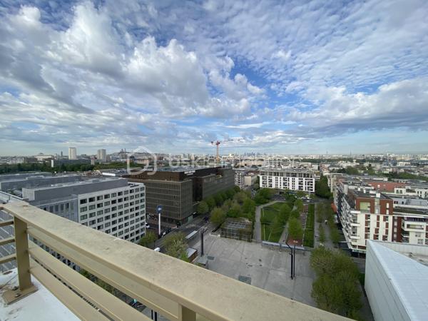 Appartement 3P au RDC de la tour Emblematik avec 15m² de terrasse privative. 
Il se compose d'un beau double séjour avec cuisine ouverte équipée de 28m² avec accès direct à la grande terrasse, et d'un espace nuit desservi par un couloir comprenant 2 chambres de 10 et 13m² ainsi qu'une salle d'eau avec WC de 5m². 

Accès à 3 terrasses réservées aux résidents avec vue panoramique sur Paris dont une au 15è étage.

Locataires très sérieux en place. 
Très bon état général. Belle hauteur sous plafond de 2m70. Chauffage et eau chaude collectifs au gaz.
Vidéophone. Adoucisseur d'eau. Sol en PVC imitation parquet (carrelage dans la salle d'eau).

Au pied du métro Front Populaire, cet appartement est proche de toutes les commodités ainsi que d'un accès rapide au périphérique et à l'A86. Un local à vélos est mis à disposition au sein de l'immeuble. 

Situé dans la copropriété Emblématik, inaugurée en 2019, fruit de l'association entre l'atelier Castro Denissof et Nexity. Elle fut Lauréat de la Consultation Internationale sur le Grand Paris, et bénéficie de prestations haut de gamme.