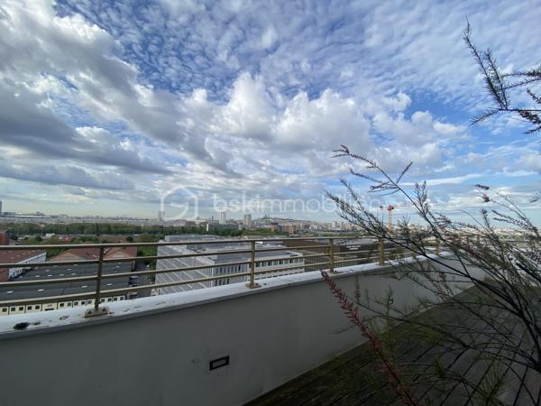 Appartement 3P au RDC de la tour Emblematik avec 15m² de terrasse privative. 
Il se compose d'un beau double séjour avec cuisine ouverte équipée de 28m² avec accès direct à la grande terrasse, et d'un espace nuit desservi par un couloir comprenant 2 chambres de 10 et 13m² ainsi qu'une salle d'eau avec WC de 5m². 

Accès à 3 terrasses réservées aux résidents avec vue panoramique sur Paris dont une au 15è étage.

Locataires très sérieux en place. 
Très bon état général. Belle hauteur sous plafond de 2m70. Chauffage et eau chaude collectifs au gaz.
Vidéophone. Adoucisseur d'eau. Sol en PVC imitation parquet (carrelage dans la salle d'eau).

Au pied du métro Front Populaire, cet appartement est proche de toutes les commodités ainsi que d'un accès rapide au périphérique et à l'A86. Un local à vélos est mis à disposition au sein de l'immeuble. 

Situé dans la copropriété Emblématik, inaugurée en 2019, fruit de l'association entre l'atelier Castro Denissof et Nexity. Elle fut Lauréat de la Consultation Internationale sur le Grand Paris, et bénéficie de prestations haut de gamme.