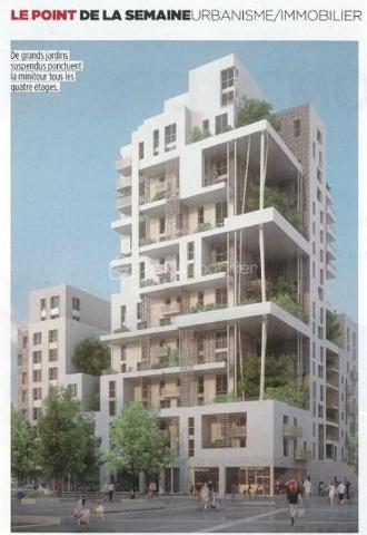 Appartement 3P au RDC de la tour Emblematik avec 15m² de terrasse privative. 
Il se compose d'un beau double séjour avec cuisine ouverte équipée de 28m² avec accès direct à la grande terrasse, et d'un espace nuit desservi par un couloir comprenant 2 chambres de 10 et 13m² ainsi qu'une salle d'eau avec WC de 5m². 

Accès à 3 terrasses réservées aux résidents avec vue panoramique sur Paris dont une au 15è étage.

Locataires très sérieux en place. 
Très bon état général. Belle hauteur sous plafond de 2m70. Chauffage et eau chaude collectifs au gaz.
Vidéophone. Adoucisseur d'eau. Sol en PVC imitation parquet (carrelage dans la salle d'eau).

Au pied du métro Front Populaire, cet appartement est proche de toutes les commodités ainsi que d'un accès rapide au périphérique et à l'A86. Un local à vélos est mis à disposition au sein de l'immeuble. 

Situé dans la copropriété Emblématik, inaugurée en 2019, fruit de l'association entre l'atelier Castro Denissof et Nexity. Elle fut Lauréat de la Consultation Internationale sur le Grand Paris, et bénéficie de prestations haut de gamme.
