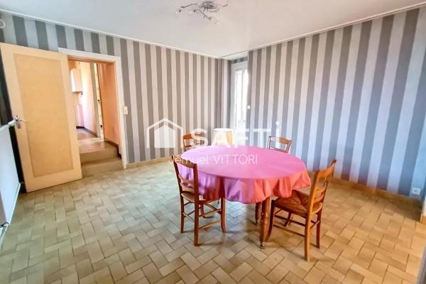 Maison de ville, 4 chambres, bureau, garage, courette