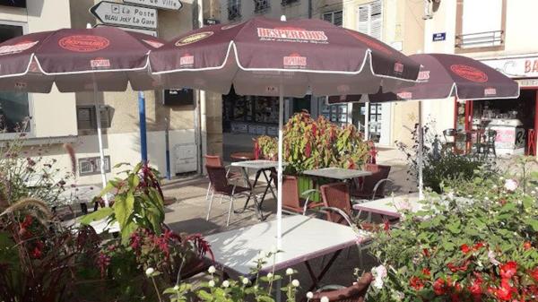 A NE PAS LAISSER PASSER : reprise d'un café, bar, brasserie, crêperie de renom avec sa belle terrasse ensoleillée