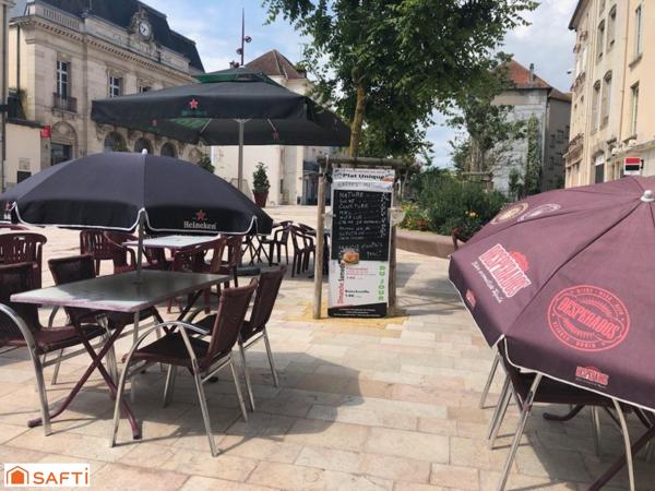 A NE PAS LAISSER PASSER : reprise d'un café, bar, brasserie, crêperie de renom avec sa belle terrasse ensoleillée