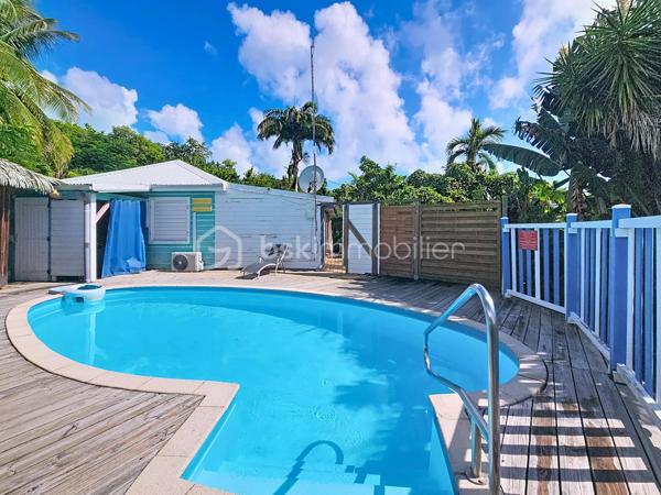 Delphine MIRANDA pour BSK Immobilier

Vous souhaitez acheter un pied à terre et l'exploiter en location saisonnière , alors ce bien est fait pour vous!
Idéalement situé à 2 minutes en voiture du centre ville de Sainte Anne et 15 minutes à pied de la plage de la Caravelle par un petit sentier , ce
bungalow se situe dans une petite copropriété de 11 lots.
Au fond du domaine, au calme il propose un bel espace avec jardin privatif sans aucun vis à vis.
Vous bénéficiez d'un jardin agrémenté d'une deck et d'une terrasse abritée pour profiter du climat caribéen!
Il se compose d'une entrée sur salon avec cuisine équipée ouverte , une salle d'eau avec toilettes, une chambre climatisée avec rangements,
et une seconde chambre climatisée avec point d'eau et toilettes. Il existe seulement 2 logements de type T3 dans cette résidence!
Vendu meublé clé en main il est idéal pour une exploitation touristique pouvant accueillir 4 à 6 personnes.
Pour les parties communes , vous avez également la jouissance d'une piscine et d'un carbet coin détente.
Citerne tampon et groupe électrogène pour le confort de chacun.
Les charges de copropriété incluent l'eau , l'électricité, entretien des communs, de la piscine et du jardin.

Alors n'hésitez pas à me contacter pour de plus amples informations, échanger sur votre projet, demander la vidéo ou positionner une visite!
Merci de privilégier l'appel whatsapp ou message pour tous contacts.