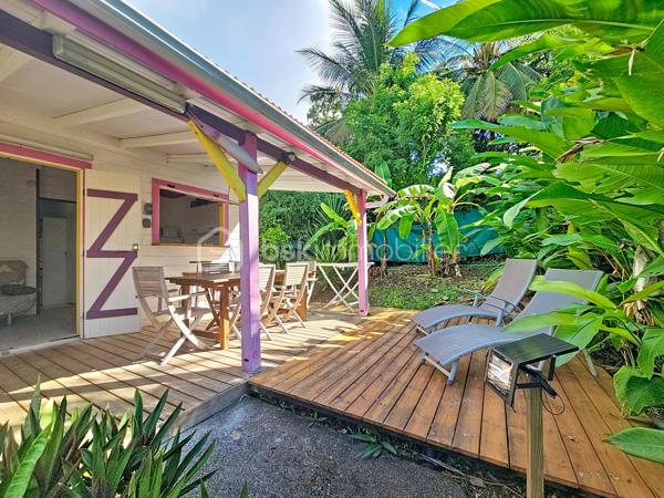 Delphine MIRANDA pour BSK Immobilier

Vous souhaitez acheter un pied à terre et l'exploiter en location saisonnière , alors ce bien est fait pour vous!
Idéalement situé à 2 minutes en voiture du centre ville de Sainte Anne et 15 minutes à pied de la plage de la Caravelle par un petit sentier , ce
bungalow se situe dans une petite copropriété de 11 lots.
Au fond du domaine, au calme il propose un bel espace avec jardin privatif sans aucun vis à vis.
Vous bénéficiez d'un jardin agrémenté d'une deck et d'une terrasse abritée pour profiter du climat caribéen!
Il se compose d'une entrée sur salon avec cuisine équipée ouverte , une salle d'eau avec toilettes, une chambre climatisée avec rangements,
et une seconde chambre climatisée avec point d'eau et toilettes. Il existe seulement 2 logements de type T3 dans cette résidence!
Vendu meublé clé en main il est idéal pour une exploitation touristique pouvant accueillir 4 à 6 personnes.
Pour les parties communes , vous avez également la jouissance d'une piscine et d'un carbet coin détente.
Citerne tampon et groupe électrogène pour le confort de chacun.
Les charges de copropriété incluent l'eau , l'électricité, entretien des communs, de la piscine et du jardin.

Alors n'hésitez pas à me contacter pour de plus amples informations, échanger sur votre projet, demander la vidéo ou positionner une visite!
Merci de privilégier l'appel whatsapp ou message pour tous contacts.