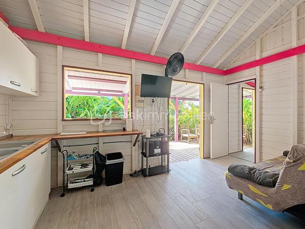 Delphine MIRANDA pour BSK Immobilier

Vous souhaitez acheter un pied à terre et l'exploiter en location saisonnière , alors ce bien est fait pour vous!
Idéalement situé à 2 minutes en voiture du centre ville de Sainte Anne et 15 minutes à pied de la plage de la Caravelle par un petit sentier , ce
bungalow se situe dans une petite copropriété de 11 lots.
Au fond du domaine, au calme il propose un bel espace avec jardin privatif sans aucun vis à vis.
Vous bénéficiez d'un jardin agrémenté d'une deck et d'une terrasse abritée pour profiter du climat caribéen!
Il se compose d'une entrée sur salon avec cuisine équipée ouverte , une salle d'eau avec toilettes, une chambre climatisée avec rangements,
et une seconde chambre climatisée avec point d'eau et toilettes. Il existe seulement 2 logements de type T3 dans cette résidence!
Vendu meublé clé en main il est idéal pour une exploitation touristique pouvant accueillir 4 à 6 personnes.
Pour les parties communes , vous avez également la jouissance d'une piscine et d'un carbet coin détente.
Citerne tampon et groupe électrogène pour le confort de chacun.
Les charges de copropriété incluent l'eau , l'électricité, entretien des communs, de la piscine et du jardin.

Alors n'hésitez pas à me contacter pour de plus amples informations, échanger sur votre projet, demander la vidéo ou positionner une visite!
Merci de privilégier l'appel whatsapp ou message pour tous contacts.