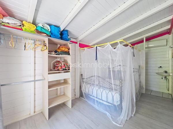 Delphine MIRANDA pour BSK Immobilier

Vous souhaitez acheter un pied à terre et l'exploiter en location saisonnière , alors ce bien est fait pour vous!
Idéalement situé à 2 minutes en voiture du centre ville de Sainte Anne et 15 minutes à pied de la plage de la Caravelle par un petit sentier , ce
bungalow se situe dans une petite copropriété de 11 lots.
Au fond du domaine, au calme il propose un bel espace avec jardin privatif sans aucun vis à vis.
Vous bénéficiez d'un jardin agrémenté d'une deck et d'une terrasse abritée pour profiter du climat caribéen!
Il se compose d'une entrée sur salon avec cuisine équipée ouverte , une salle d'eau avec toilettes, une chambre climatisée avec rangements,
et une seconde chambre climatisée avec point d'eau et toilettes. Il existe seulement 2 logements de type T3 dans cette résidence!
Vendu meublé clé en main il est idéal pour une exploitation touristique pouvant accueillir 4 à 6 personnes.
Pour les parties communes , vous avez également la jouissance d'une piscine et d'un carbet coin détente.
Citerne tampon et groupe électrogène pour le confort de chacun.
Les charges de copropriété incluent l'eau , l'électricité, entretien des communs, de la piscine et du jardin.

Alors n'hésitez pas à me contacter pour de plus amples informations, échanger sur votre projet, demander la vidéo ou positionner une visite!
Merci de privilégier l'appel whatsapp ou message pour tous contacts.