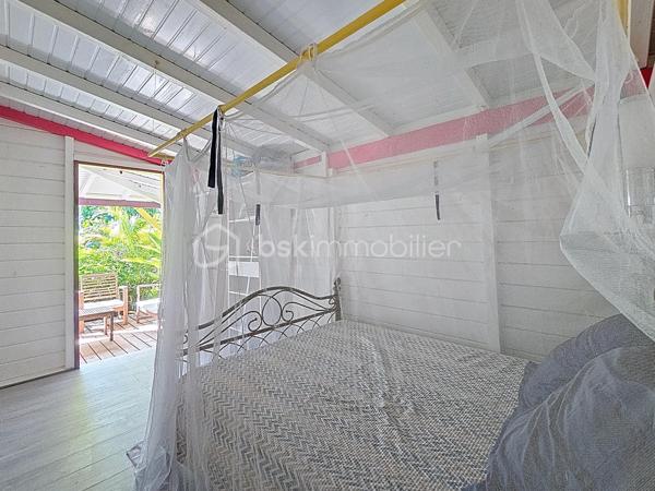 Delphine MIRANDA pour BSK Immobilier

Vous souhaitez acheter un pied à terre et l'exploiter en location saisonnière , alors ce bien est fait pour vous!
Idéalement situé à 2 minutes en voiture du centre ville de Sainte Anne et 15 minutes à pied de la plage de la Caravelle par un petit sentier , ce
bungalow se situe dans une petite copropriété de 11 lots.
Au fond du domaine, au calme il propose un bel espace avec jardin privatif sans aucun vis à vis.
Vous bénéficiez d'un jardin agrémenté d'une deck et d'une terrasse abritée pour profiter du climat caribéen!
Il se compose d'une entrée sur salon avec cuisine équipée ouverte , une salle d'eau avec toilettes, une chambre climatisée avec rangements,
et une seconde chambre climatisée avec point d'eau et toilettes. Il existe seulement 2 logements de type T3 dans cette résidence!
Vendu meublé clé en main il est idéal pour une exploitation touristique pouvant accueillir 4 à 6 personnes.
Pour les parties communes , vous avez également la jouissance d'une piscine et d'un carbet coin détente.
Citerne tampon et groupe électrogène pour le confort de chacun.
Les charges de copropriété incluent l'eau , l'électricité, entretien des communs, de la piscine et du jardin.

Alors n'hésitez pas à me contacter pour de plus amples informations, échanger sur votre projet, demander la vidéo ou positionner une visite!
Merci de privilégier l'appel whatsapp ou message pour tous contacts.