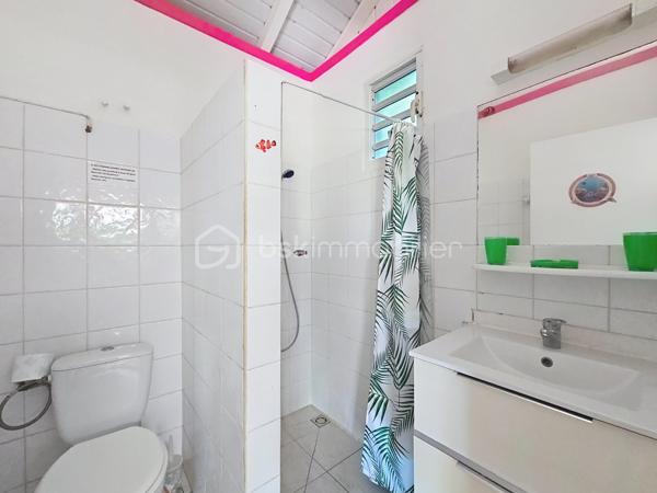 Delphine MIRANDA pour BSK Immobilier

Vous souhaitez acheter un pied à terre et l'exploiter en location saisonnière , alors ce bien est fait pour vous!
Idéalement situé à 2 minutes en voiture du centre ville de Sainte Anne et 15 minutes à pied de la plage de la Caravelle par un petit sentier , ce
bungalow se situe dans une petite copropriété de 11 lots.
Au fond du domaine, au calme il propose un bel espace avec jardin privatif sans aucun vis à vis.
Vous bénéficiez d'un jardin agrémenté d'une deck et d'une terrasse abritée pour profiter du climat caribéen!
Il se compose d'une entrée sur salon avec cuisine équipée ouverte , une salle d'eau avec toilettes, une chambre climatisée avec rangements,
et une seconde chambre climatisée avec point d'eau et toilettes. Il existe seulement 2 logements de type T3 dans cette résidence!
Vendu meublé clé en main il est idéal pour une exploitation touristique pouvant accueillir 4 à 6 personnes.
Pour les parties communes , vous avez également la jouissance d'une piscine et d'un carbet coin détente.
Citerne tampon et groupe électrogène pour le confort de chacun.
Les charges de copropriété incluent l'eau , l'électricité, entretien des communs, de la piscine et du jardin.

Alors n'hésitez pas à me contacter pour de plus amples informations, échanger sur votre projet, demander la vidéo ou positionner une visite!
Merci de privilégier l'appel whatsapp ou message pour tous contacts.