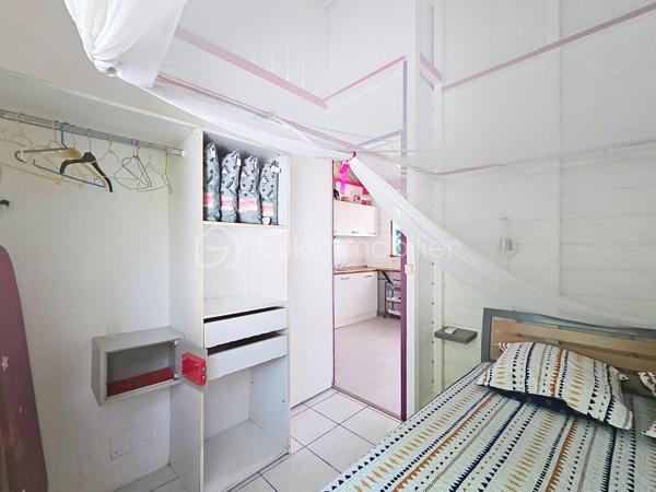 Delphine MIRANDA pour BSK Immobilier

Vous souhaitez acheter un pied à terre et l'exploiter en location saisonnière , alors ce bien est fait pour vous!
Idéalement situé à 2 minutes en voiture du centre ville de Sainte Anne et 15 minutes à pied de la plage de la Caravelle par un petit sentier , ce
bungalow se situe dans une petite copropriété de 11 lots.
Au fond du domaine, au calme il propose un bel espace avec jardin privatif sans aucun vis à vis.
Vous bénéficiez d'un jardin agrémenté d'une deck et d'une terrasse abritée pour profiter du climat caribéen!
Il se compose d'une entrée sur salon avec cuisine équipée ouverte , une salle d'eau avec toilettes, une chambre climatisée avec rangements,
et une seconde chambre climatisée avec point d'eau et toilettes. Il existe seulement 2 logements de type T3 dans cette résidence!
Vendu meublé clé en main il est idéal pour une exploitation touristique pouvant accueillir 4 à 6 personnes.
Pour les parties communes , vous avez également la jouissance d'une piscine et d'un carbet coin détente.
Citerne tampon et groupe électrogène pour le confort de chacun.
Les charges de copropriété incluent l'eau , l'électricité, entretien des communs, de la piscine et du jardin.

Alors n'hésitez pas à me contacter pour de plus amples informations, échanger sur votre projet, demander la vidéo ou positionner une visite!
Merci de privilégier l'appel whatsapp ou message pour tous contacts.