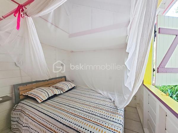 Delphine MIRANDA pour BSK Immobilier

Vous souhaitez acheter un pied à terre et l'exploiter en location saisonnière , alors ce bien est fait pour vous!
Idéalement situé à 2 minutes en voiture du centre ville de Sainte Anne et 15 minutes à pied de la plage de la Caravelle par un petit sentier , ce
bungalow se situe dans une petite copropriété de 11 lots.
Au fond du domaine, au calme il propose un bel espace avec jardin privatif sans aucun vis à vis.
Vous bénéficiez d'un jardin agrémenté d'une deck et d'une terrasse abritée pour profiter du climat caribéen!
Il se compose d'une entrée sur salon avec cuisine équipée ouverte , une salle d'eau avec toilettes, une chambre climatisée avec rangements,
et une seconde chambre climatisée avec point d'eau et toilettes. Il existe seulement 2 logements de type T3 dans cette résidence!
Vendu meublé clé en main il est idéal pour une exploitation touristique pouvant accueillir 4 à 6 personnes.
Pour les parties communes , vous avez également la jouissance d'une piscine et d'un carbet coin détente.
Citerne tampon et groupe électrogène pour le confort de chacun.
Les charges de copropriété incluent l'eau , l'électricité, entretien des communs, de la piscine et du jardin.

Alors n'hésitez pas à me contacter pour de plus amples informations, échanger sur votre projet, demander la vidéo ou positionner une visite!
Merci de privilégier l'appel whatsapp ou message pour tous contacts.