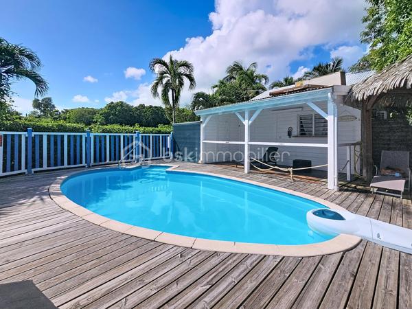Delphine MIRANDA pour BSK Immobilier

Vous souhaitez acheter un pied à terre et l'exploiter en location saisonnière , alors ce bien est fait pour vous!
Idéalement situé à 2 minutes en voiture du centre ville de Sainte Anne et 15 minutes à pied de la plage de la Caravelle par un petit sentier , ce
bungalow se situe dans une petite copropriété de 11 lots.
Au fond du domaine, au calme il propose un bel espace avec jardin privatif sans aucun vis à vis.
Vous bénéficiez d'un jardin agrémenté d'une deck et d'une terrasse abritée pour profiter du climat caribéen!
Il se compose d'une entrée sur salon avec cuisine équipée ouverte , une salle d'eau avec toilettes, une chambre climatisée avec rangements,
et une seconde chambre climatisée avec point d'eau et toilettes. Il existe seulement 2 logements de type T3 dans cette résidence!
Vendu meublé clé en main il est idéal pour une exploitation touristique pouvant accueillir 4 à 6 personnes.
Pour les parties communes , vous avez également la jouissance d'une piscine et d'un carbet coin détente.
Citerne tampon et groupe électrogène pour le confort de chacun.
Les charges de copropriété incluent l'eau , l'électricité, entretien des communs, de la piscine et du jardin.

Alors n'hésitez pas à me contacter pour de plus amples informations, échanger sur votre projet, demander la vidéo ou positionner une visite!
Merci de privilégier l'appel whatsapp ou message pour tous contacts.