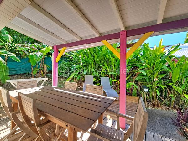 Delphine MIRANDA pour BSK Immobilier

Vous souhaitez acheter un pied à terre et l'exploiter en location saisonnière , alors ce bien est fait pour vous!
Idéalement situé à 2 minutes en voiture du centre ville de Sainte Anne et 15 minutes à pied de la plage de la Caravelle par un petit sentier , ce
bungalow se situe dans une petite copropriété de 11 lots.
Au fond du domaine, au calme il propose un bel espace avec jardin privatif sans aucun vis à vis.
Vous bénéficiez d'un jardin agrémenté d'une deck et d'une terrasse abritée pour profiter du climat caribéen!
Il se compose d'une entrée sur salon avec cuisine équipée ouverte , une salle d'eau avec toilettes, une chambre climatisée avec rangements,
et une seconde chambre climatisée avec point d'eau et toilettes. Il existe seulement 2 logements de type T3 dans cette résidence!
Vendu meublé clé en main il est idéal pour une exploitation touristique pouvant accueillir 4 à 6 personnes.
Pour les parties communes , vous avez également la jouissance d'une piscine et d'un carbet coin détente.
Citerne tampon et groupe électrogène pour le confort de chacun.
Les charges de copropriété incluent l'eau , l'électricité, entretien des communs, de la piscine et du jardin.

Alors n'hésitez pas à me contacter pour de plus amples informations, échanger sur votre projet, demander la vidéo ou positionner une visite!
Merci de privilégier l'appel whatsapp ou message pour tous contacts.