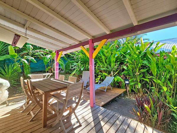 Delphine MIRANDA pour BSK Immobilier

Vous souhaitez acheter un pied à terre et l'exploiter en location saisonnière , alors ce bien est fait pour vous!
Idéalement situé à 2 minutes en voiture du centre ville de Sainte Anne et 15 minutes à pied de la plage de la Caravelle par un petit sentier , ce
bungalow se situe dans une petite copropriété de 11 lots.
Au fond du domaine, au calme il propose un bel espace avec jardin privatif sans aucun vis à vis.
Vous bénéficiez d'un jardin agrémenté d'une deck et d'une terrasse abritée pour profiter du climat caribéen!
Il se compose d'une entrée sur salon avec cuisine équipée ouverte , une salle d'eau avec toilettes, une chambre climatisée avec rangements,
et une seconde chambre climatisée avec point d'eau et toilettes. Il existe seulement 2 logements de type T3 dans cette résidence!
Vendu meublé clé en main il est idéal pour une exploitation touristique pouvant accueillir 4 à 6 personnes.
Pour les parties communes , vous avez également la jouissance d'une piscine et d'un carbet coin détente.
Citerne tampon et groupe électrogène pour le confort de chacun.
Les charges de copropriété incluent l'eau , l'électricité, entretien des communs, de la piscine et du jardin.

Alors n'hésitez pas à me contacter pour de plus amples informations, échanger sur votre projet, demander la vidéo ou positionner une visite!
Merci de privilégier l'appel whatsapp ou message pour tous contacts.