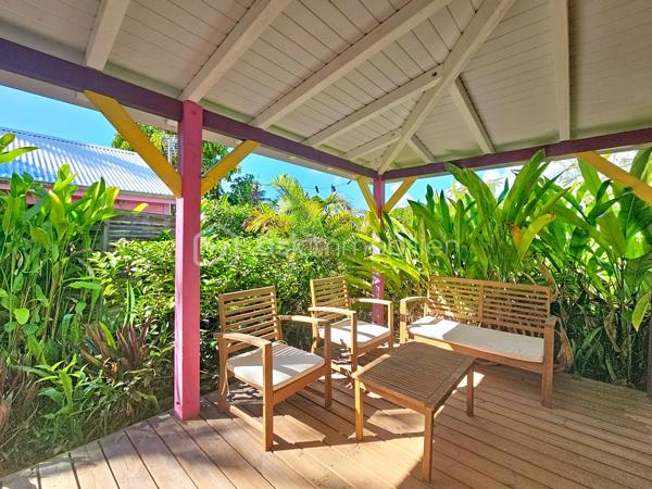 Delphine MIRANDA pour BSK Immobilier

Vous souhaitez acheter un pied à terre et l'exploiter en location saisonnière , alors ce bien est fait pour vous!
Idéalement situé à 2 minutes en voiture du centre ville de Sainte Anne et 15 minutes à pied de la plage de la Caravelle par un petit sentier , ce
bungalow se situe dans une petite copropriété de 11 lots.
Au fond du domaine, au calme il propose un bel espace avec jardin privatif sans aucun vis à vis.
Vous bénéficiez d'un jardin agrémenté d'une deck et d'une terrasse abritée pour profiter du climat caribéen!
Il se compose d'une entrée sur salon avec cuisine équipée ouverte , une salle d'eau avec toilettes, une chambre climatisée avec rangements,
et une seconde chambre climatisée avec point d'eau et toilettes. Il existe seulement 2 logements de type T3 dans cette résidence!
Vendu meublé clé en main il est idéal pour une exploitation touristique pouvant accueillir 4 à 6 personnes.
Pour les parties communes , vous avez également la jouissance d'une piscine et d'un carbet coin détente.
Citerne tampon et groupe électrogène pour le confort de chacun.
Les charges de copropriété incluent l'eau , l'électricité, entretien des communs, de la piscine et du jardin.

Alors n'hésitez pas à me contacter pour de plus amples informations, échanger sur votre projet, demander la vidéo ou positionner une visite!
Merci de privilégier l'appel whatsapp ou message pour tous contacts.