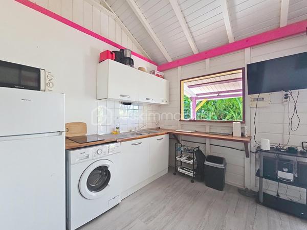 Delphine MIRANDA pour BSK Immobilier

Vous souhaitez acheter un pied à terre et l'exploiter en location saisonnière , alors ce bien est fait pour vous!
Idéalement situé à 2 minutes en voiture du centre ville de Sainte Anne et 15 minutes à pied de la plage de la Caravelle par un petit sentier , ce
bungalow se situe dans une petite copropriété de 11 lots.
Au fond du domaine, au calme il propose un bel espace avec jardin privatif sans aucun vis à vis.
Vous bénéficiez d'un jardin agrémenté d'une deck et d'une terrasse abritée pour profiter du climat caribéen!
Il se compose d'une entrée sur salon avec cuisine équipée ouverte , une salle d'eau avec toilettes, une chambre climatisée avec rangements,
et une seconde chambre climatisée avec point d'eau et toilettes. Il existe seulement 2 logements de type T3 dans cette résidence!
Vendu meublé clé en main il est idéal pour une exploitation touristique pouvant accueillir 4 à 6 personnes.
Pour les parties communes , vous avez également la jouissance d'une piscine et d'un carbet coin détente.
Citerne tampon et groupe électrogène pour le confort de chacun.
Les charges de copropriété incluent l'eau , l'électricité, entretien des communs, de la piscine et du jardin.

Alors n'hésitez pas à me contacter pour de plus amples informations, échanger sur votre projet, demander la vidéo ou positionner une visite!
Merci de privilégier l'appel whatsapp ou message pour tous contacts.