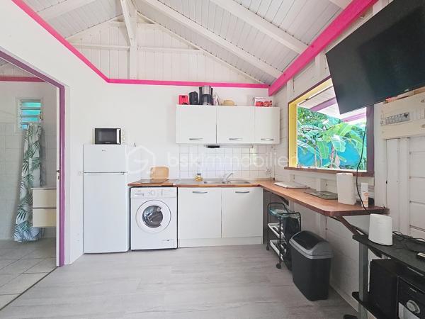 Delphine MIRANDA pour BSK Immobilier

Vous souhaitez acheter un pied à terre et l'exploiter en location saisonnière , alors ce bien est fait pour vous!
Idéalement situé à 2 minutes en voiture du centre ville de Sainte Anne et 15 minutes à pied de la plage de la Caravelle par un petit sentier , ce
bungalow se situe dans une petite copropriété de 11 lots.
Au fond du domaine, au calme il propose un bel espace avec jardin privatif sans aucun vis à vis.
Vous bénéficiez d'un jardin agrémenté d'une deck et d'une terrasse abritée pour profiter du climat caribéen!
Il se compose d'une entrée sur salon avec cuisine équipée ouverte , une salle d'eau avec toilettes, une chambre climatisée avec rangements,
et une seconde chambre climatisée avec point d'eau et toilettes. Il existe seulement 2 logements de type T3 dans cette résidence!
Vendu meublé clé en main il est idéal pour une exploitation touristique pouvant accueillir 4 à 6 personnes.
Pour les parties communes , vous avez également la jouissance d'une piscine et d'un carbet coin détente.
Citerne tampon et groupe électrogène pour le confort de chacun.
Les charges de copropriété incluent l'eau , l'électricité, entretien des communs, de la piscine et du jardin.

Alors n'hésitez pas à me contacter pour de plus amples informations, échanger sur votre projet, demander la vidéo ou positionner une visite!
Merci de privilégier l'appel whatsapp ou message pour tous contacts.
